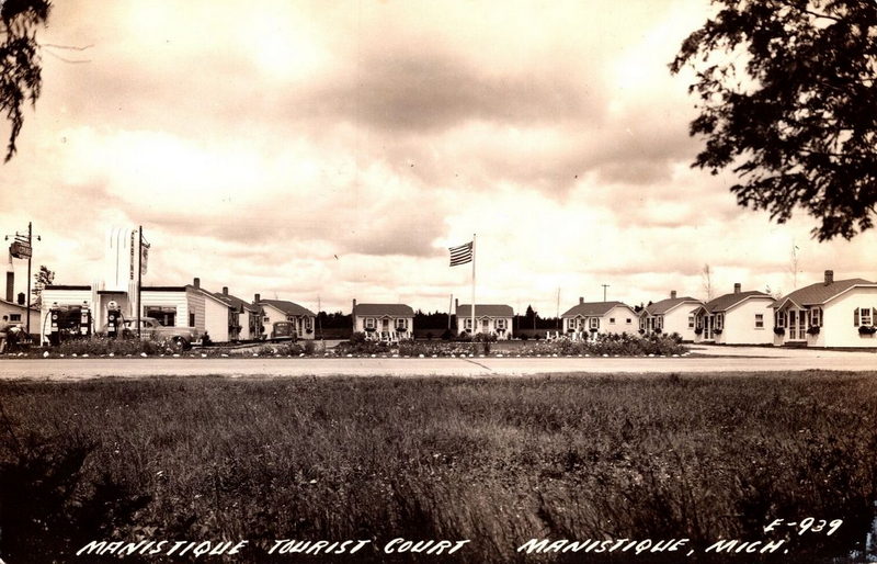 Econo Lodge Lakeshore (Maple Leaf Motel) - Vintage Postcard Of Manistique Tourist Court (newer photo)